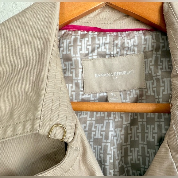 Classic Banana Republic Trench Coat with Tortoiseshell Buttons - Picture 3 of 5